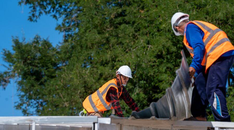 Professional gutter cleaning in Lilliwaup, WA